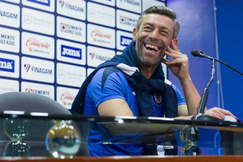 Pedro Caixinha enojado durante una rueda de prensa