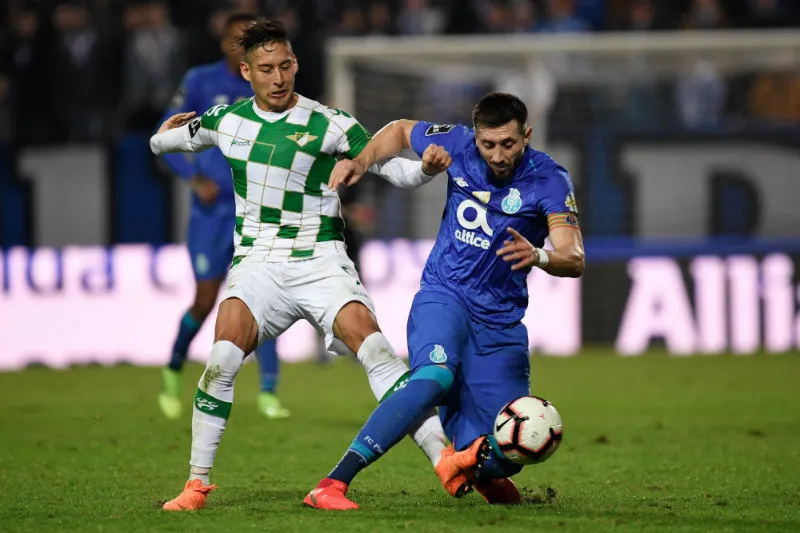 Héctor Herrera durante un duelo del Porto
