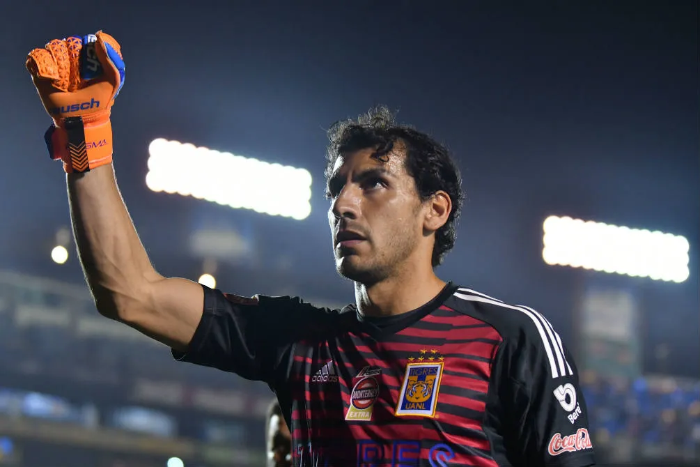 Nahuel Guzmán festeja un triunfo de Tigres
