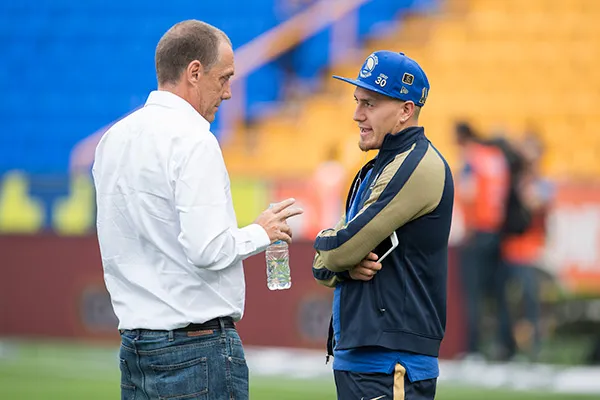 Ares de Parga platica con Nicolás Castillo