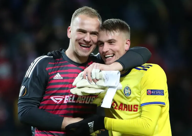Denis Scherbits y Zakhar Volkov celebran triunfo vs Arsenal