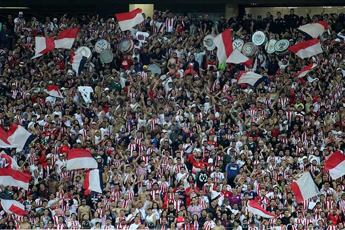 Fans de Chivas durante el Clásico Tapatío