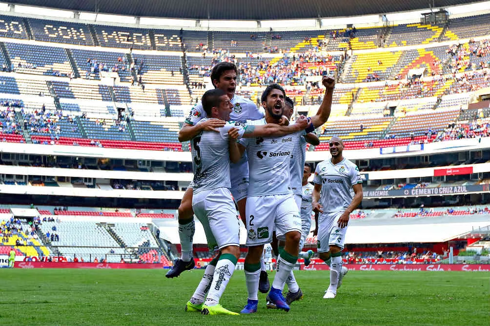 Jugadores de Santos festejan anotación contra La Máquina