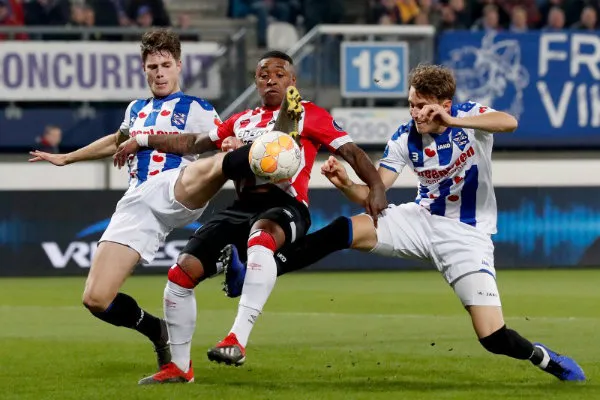 Acción durante el encuentro entre Heerenveen y el PSV