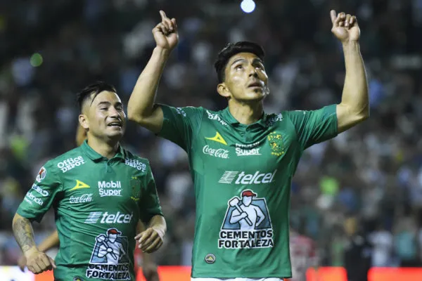 Ángel Mena celebra su gol ante Toluca