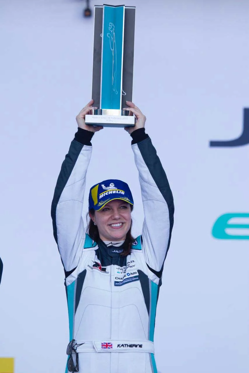 Katherine Legge, levantando el trofeo