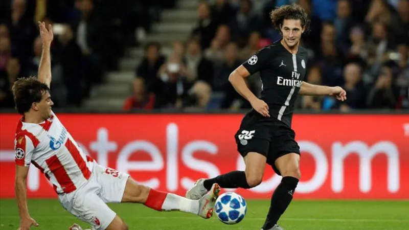 El mediocampista francés durante un duelo con el PSG