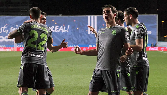 Oyarzabal festejando su gol con sus compañeros