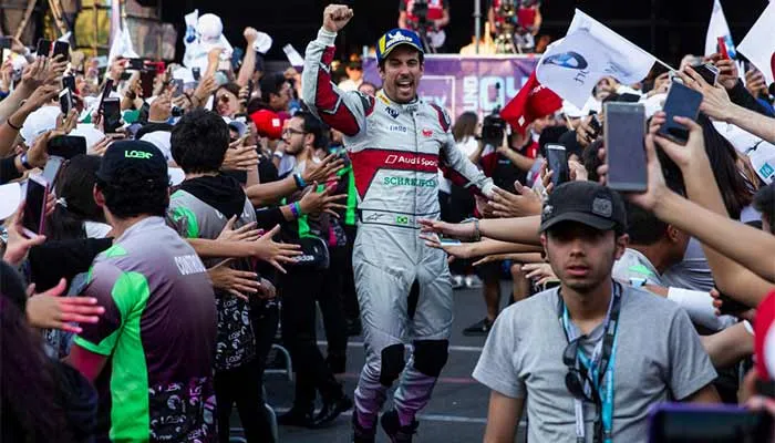 Di Grassi celebrando su victoria con la gente
