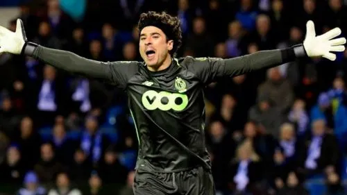 Memo Ochoa celebra un gol del Standard