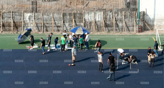Personas trabajan en la manta de La Rebel