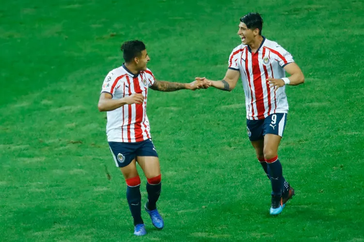 Alan Pulido festeja gol de Alexis Vega