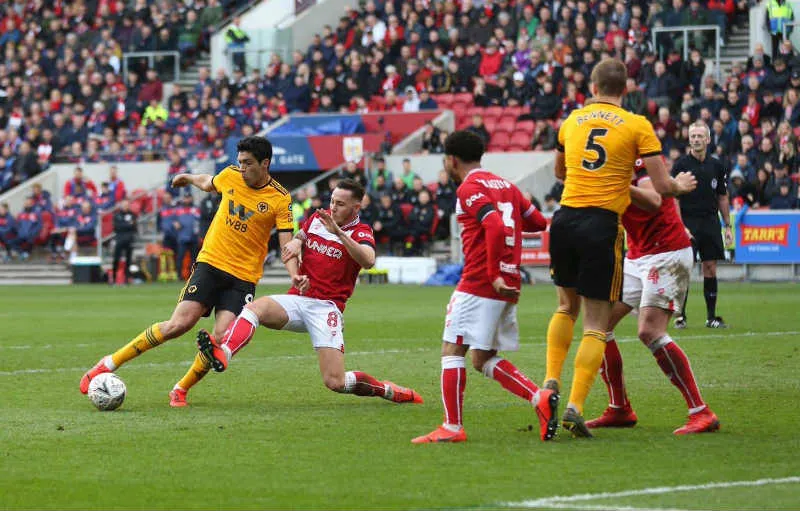 Raúl Jiménez disputa un balón ante el Bristol City
