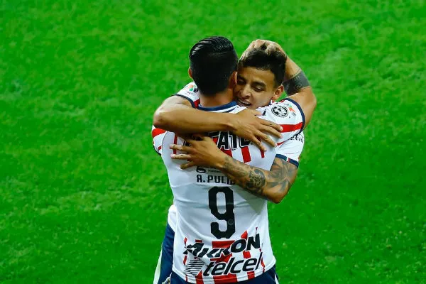 Pulido y Vega festejan gol contra Atlas