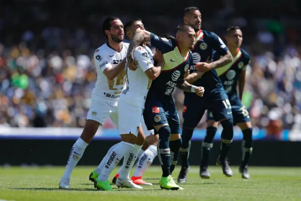 Nico Castillo durante el partido contra Pumas