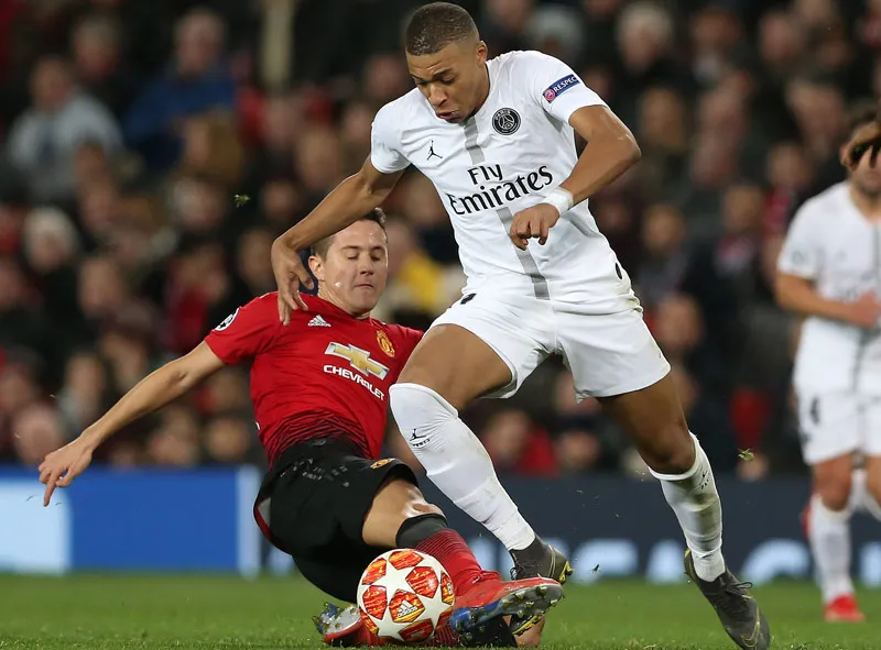 Mbappé pelea un balón en la Champions League
