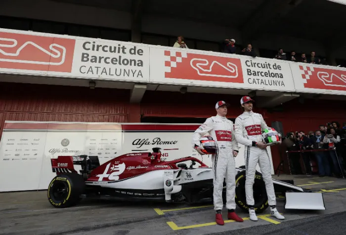 Los pilotos de Alfa Romeo posan junto al monoplaza