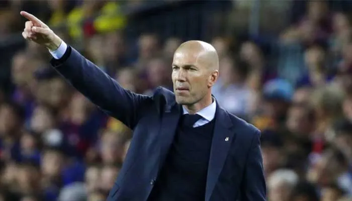 Zinedine dirigiendo al Real Madrid