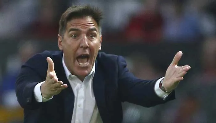 AP Berizzo dirigiendo un partido de futbol