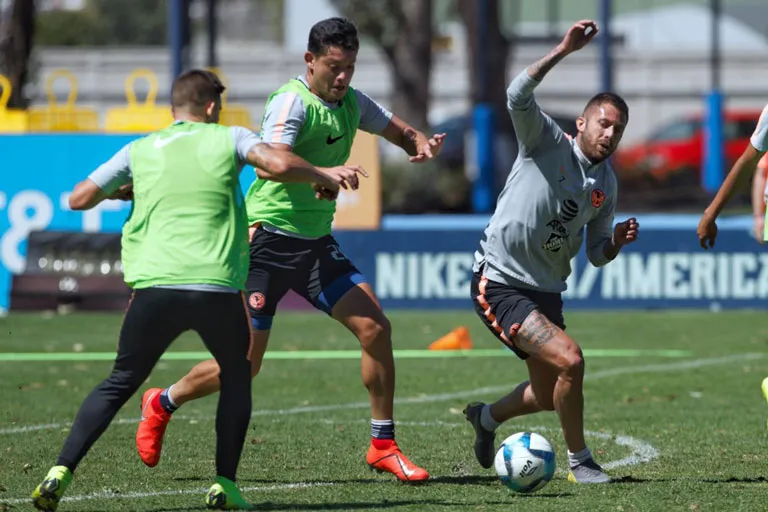 Jérémy Ménez disputa el balón en la práctica