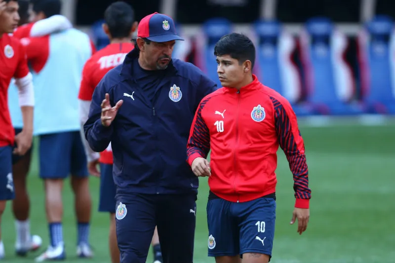 Pepe Cardozo y Eduardo López durante un entrenamiento de Chivas