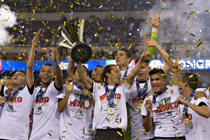 IMAGO7 México levantando la Copa Oro en le 2015