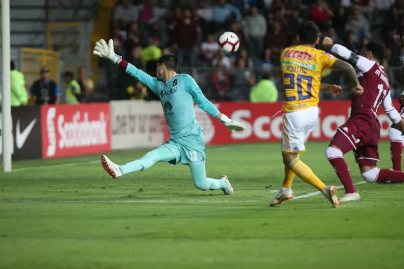 Javier Aquino intenta anotarle un gol al Saprissa