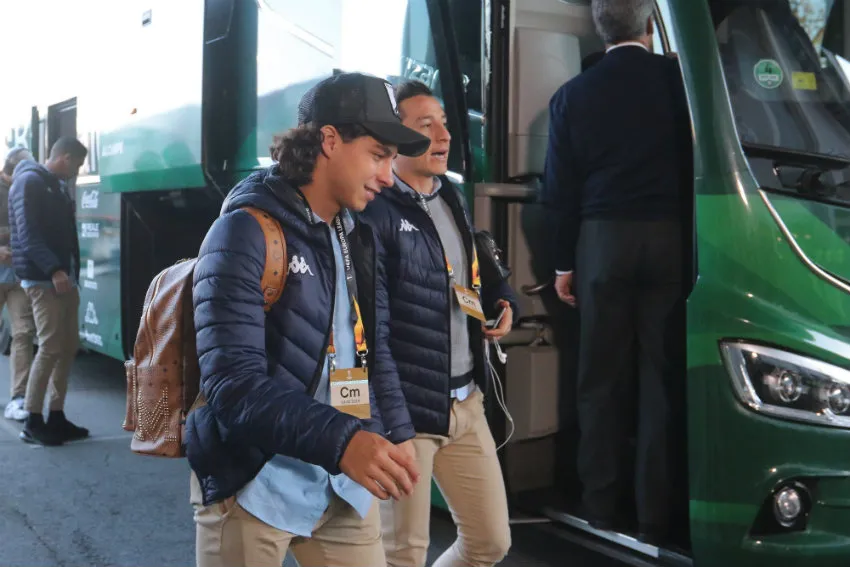 Lainez y Guardado intercambian comentarios tras bajar del transporte