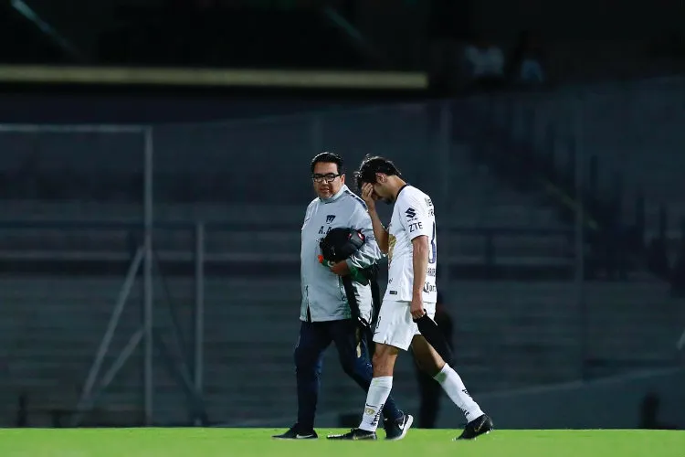 ERNESTO PÉREZ Alejandro Arribas abandona la cancha de Ciudad Universitaria