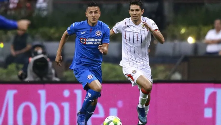 Roberto Alvarado conduce el esférico ante la marca de Molina