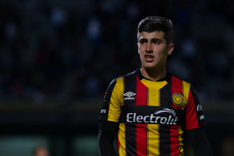 IMAGO7 Adrián Villalobos lamenta error de Leones Negros