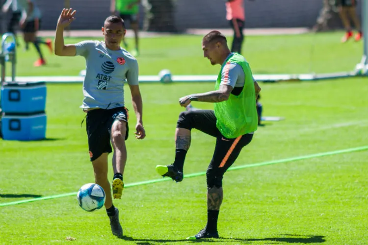 IMAGO7 Nicolás Castillo remata durante un entrenamiento con América