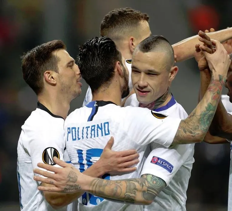 Jugadores festejan anotación contra Rapid Viena