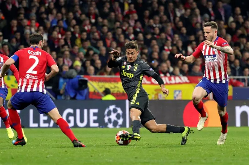 EFE Dybala intenta escaparse con el balón