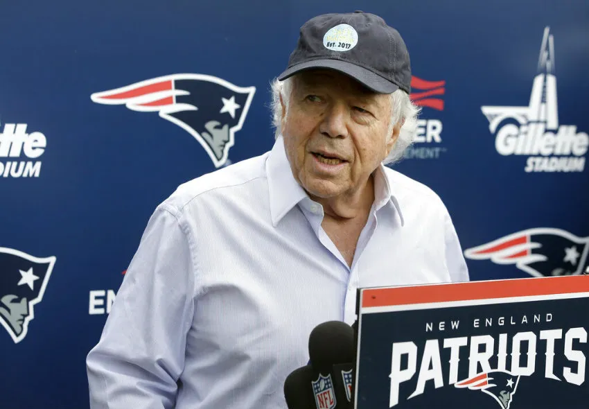 Robert Kraft durante conferencia de prensa de los New England Patriots