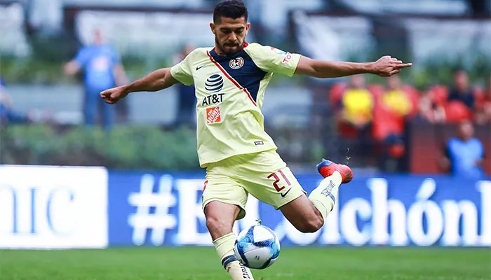 Henry Martin rematando el balón