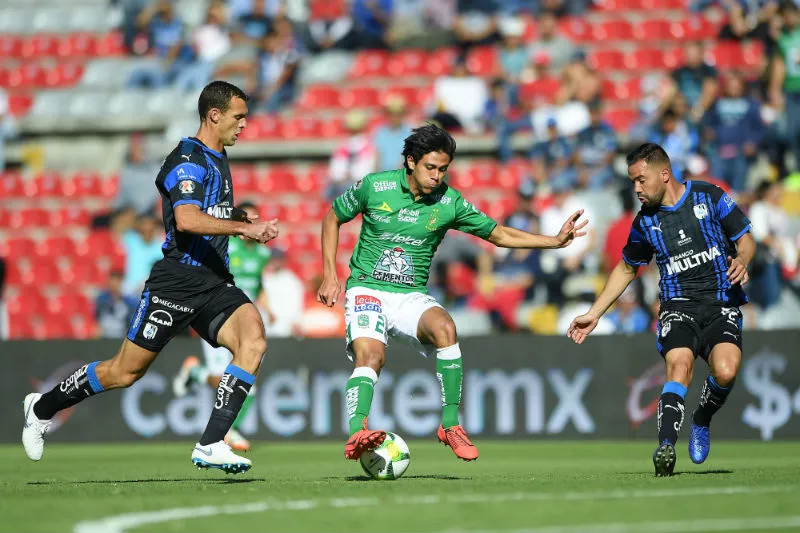 JJ Macías disputa un balón con jugadores del Querétaro