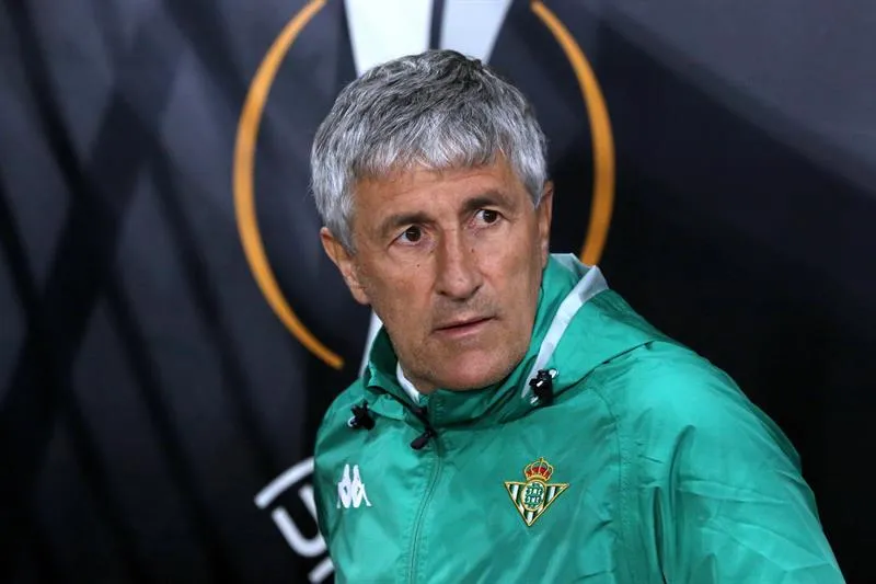 Quique Setién en una conferencia de prensa con el Betis