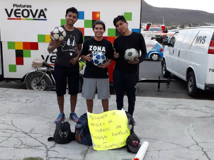 JOSÉ MUÑOZ Jóvenes recaudando dinero haciendo Free Style