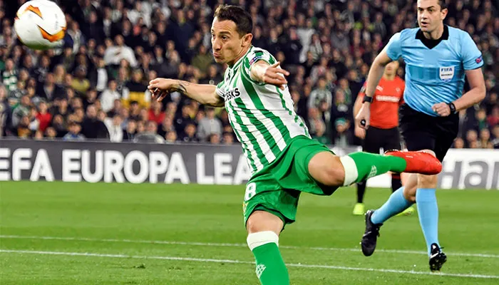 Guardado rematando el balón