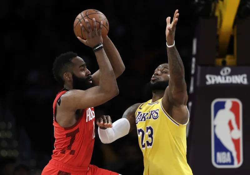 James Harden intenta tirar con la marca de LeBron James