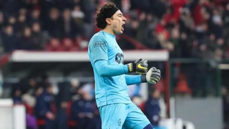 Guillermo Ochoa, durante juego del Standard