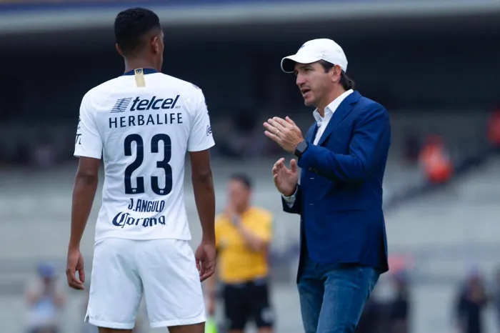 Marioni da una indicación a sus jugadores en CU