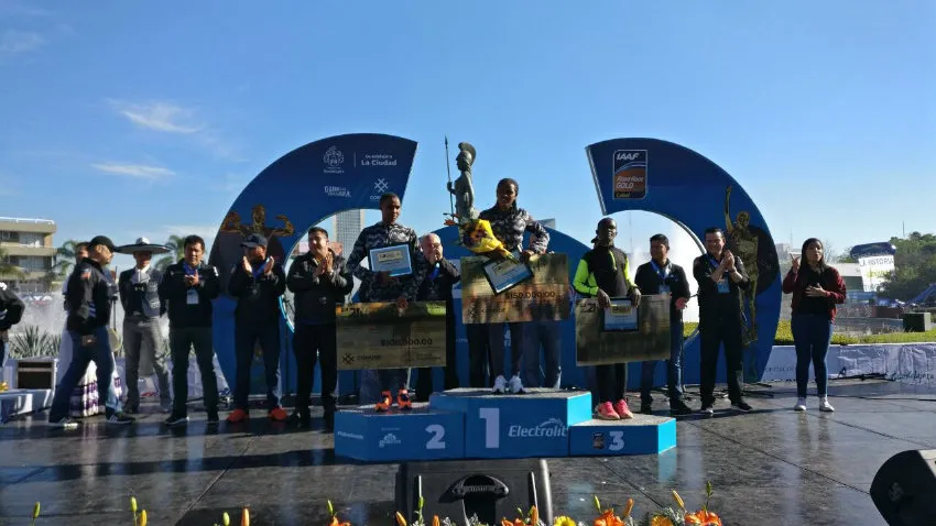 TWITTER @MARATON_GDL Afera Godfay recibe premio tras ganar el Medio Maratón de Guadalajara