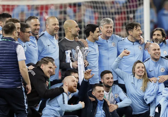 Guardiola levantando la Copa con el City