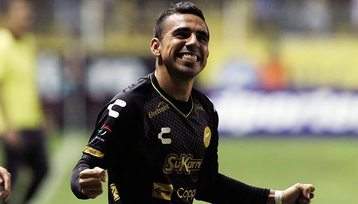 IMAGO7 Escoboza festejando su espectacular gol