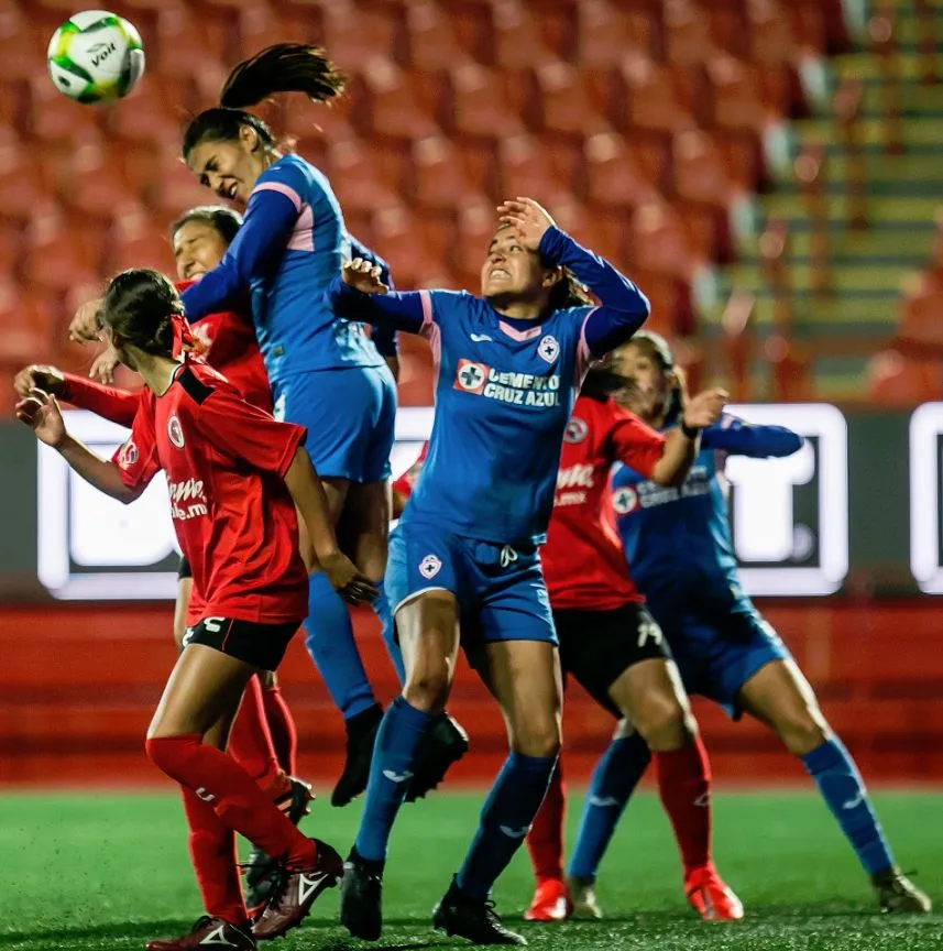 MEXSPORT Jugadoras de Cruz Azul luchan por la esférica