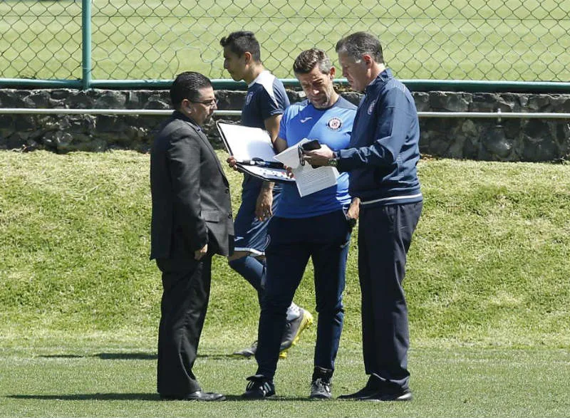 MIGUEL PONTÓN Caixinha y Peláez hablan en la práctica de Cruz Azul