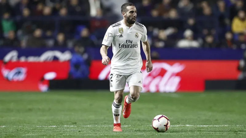 Carvajal durante un duelo con el Real Madrid