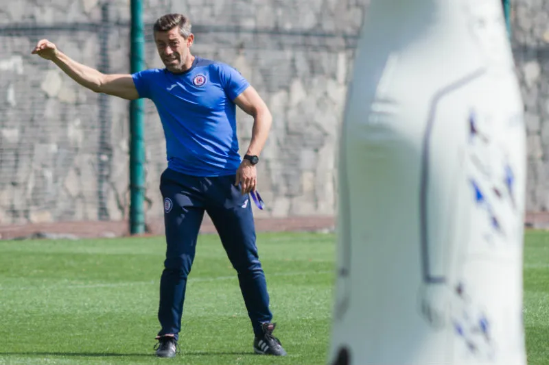 MEXSPORT Pedro Caixinha durante un entrenamiento del Cruz Azul